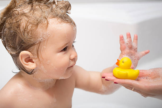 rapaz com pato de banho - bath toy imagens e fotografias de stock