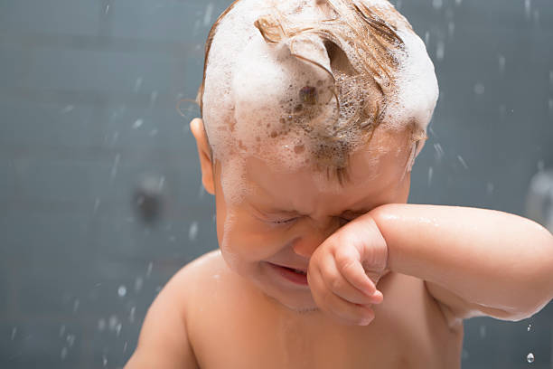 베이비 남자아이 게임하기 욕실 - baby wipe rubbing cleaning human hand 뉴스 사진 이미지