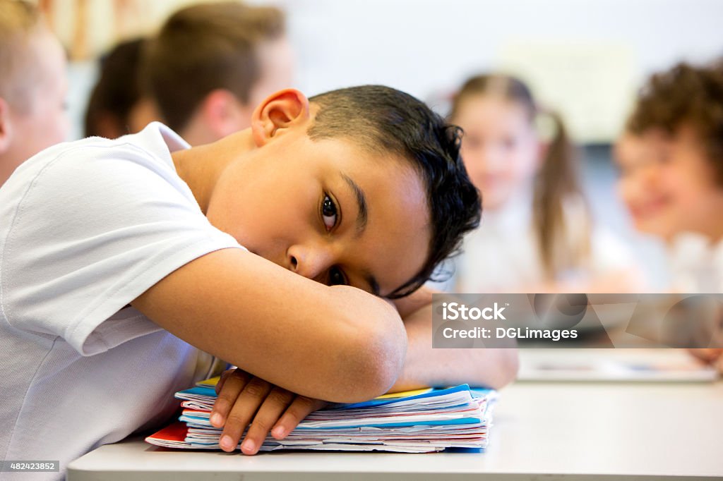 Sruggling à l'école - Photo de Enfant libre de droits