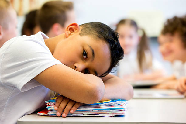 sruggling a scuola - sadness child little boys loneliness foto e immagini stock