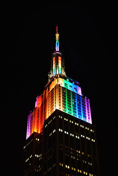 l'empire state building de lumières arc-en-ciel - empire state building photos et images de collection