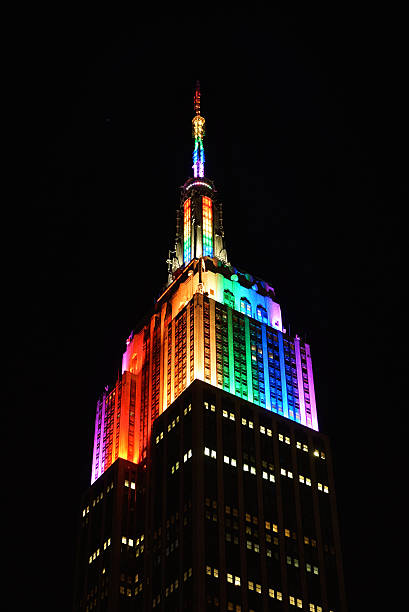 rainbow огни эмпайр-стейт-билдинг - empire state building стоковые фото и изображения