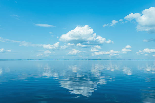 vista al lago. - sea blue lake fotografías e imágenes de stock