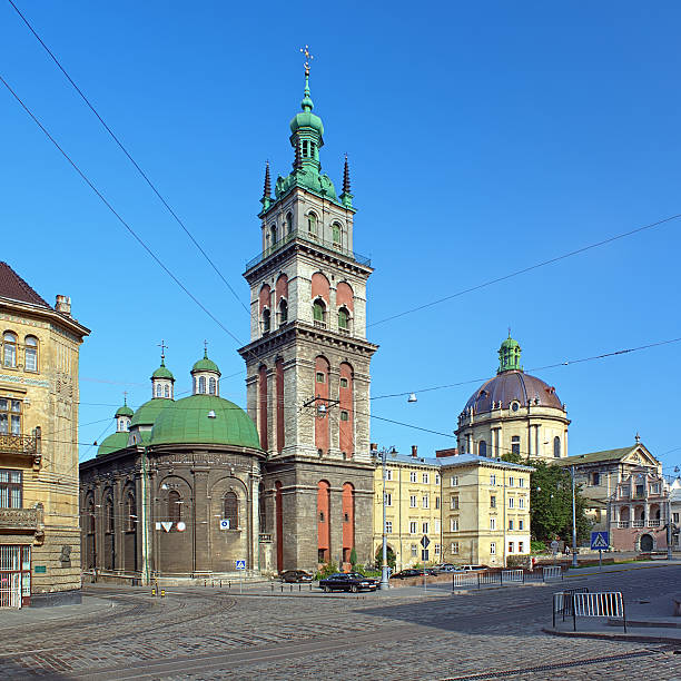 chiesa dell'assunzione e chiesa dominicana in leopoli, ucraina - lvov dome summer light foto e immagini stock