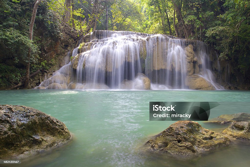 Cascada en parque nacional de Erawan con rocas - Foto de stock de Agua libre de derechos