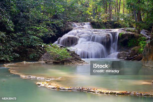 Cascada En Parque Nacional De Erawan Foto de stock y más banco de imágenes de Agua - Agua, Aire libre, Asia