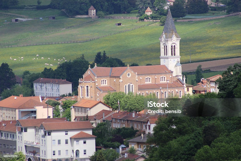 Iglesia francesa en Bourg-de-Thizy en Francia - Foto de stock de 2015 libre de derechos