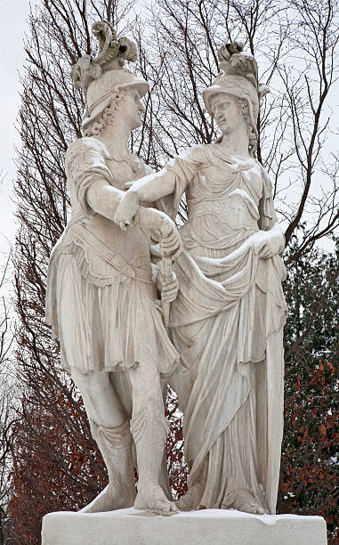 vienne-statue dans les jardins du château de schönbrunn - mythology snow winter austria photos et images de collection