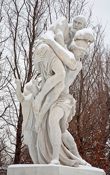 vienna-estatua en los jardines de schonbrunn - mythology snow winter austria fotografías e imágenes de stock