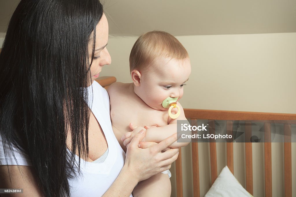 Maman bébé lit-chambre - Photo de Berceau libre de droits