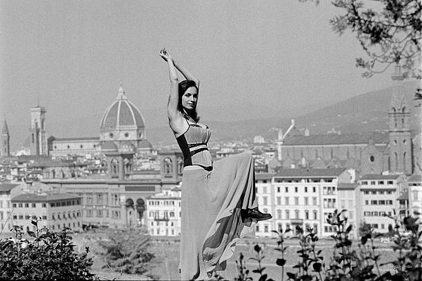 jeune femme des années 1940 à florence - glamour urban scene beautiful one person photos et images de collection