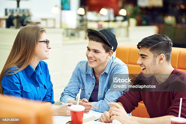 Fröhlich Studenten Sprechen In Stockfoto und mehr Bilder von 16-17 Jahre - 16-17 Jahre, 18-19 Jahre, Akademisches Lernen