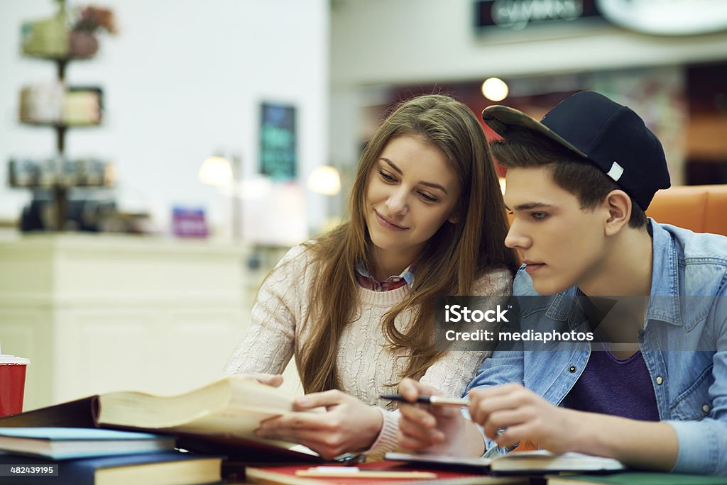 Coppia studiando College - Foto stock royalty-free di Ritratto