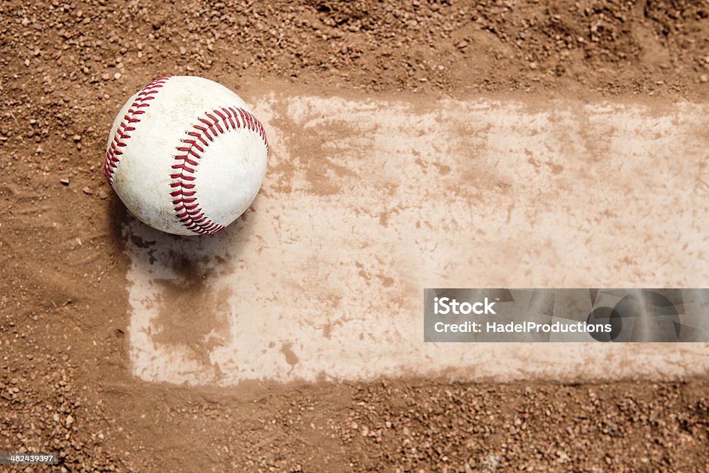 야구공 on 용기에 담아 마운드 고무 - 로열티 프리 야구 스프링캠프 스톡 사진