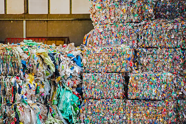 apilado cubos de plástico - recycling paper garbage landfill fotografías e imágenes de stock