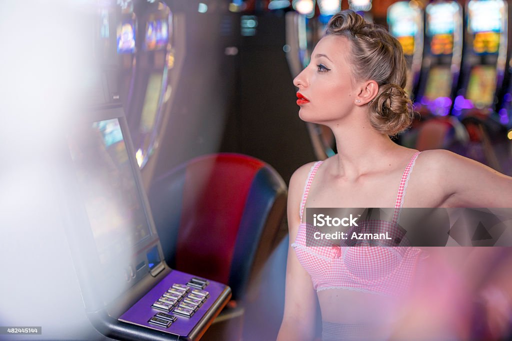 Жінка, щоб носити в стилі Pin-up у фотографіях казино-таблиці дівчинка Pin-ap Royalti Pri
