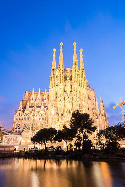 находится удивительный собор саграда фамилия в барселоне, испания - barcelona antonio gaudi outdoors vertical стоковые фото и изображения