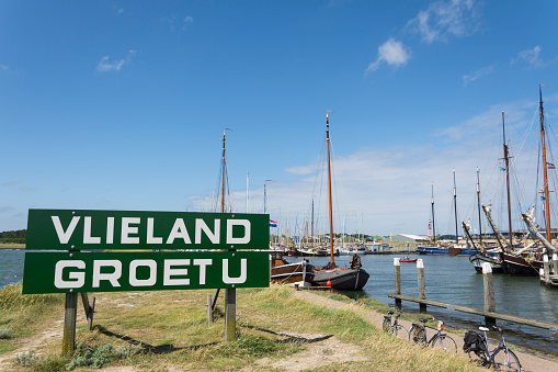 Bienvenido de Vlieland al puerto en la isla photo