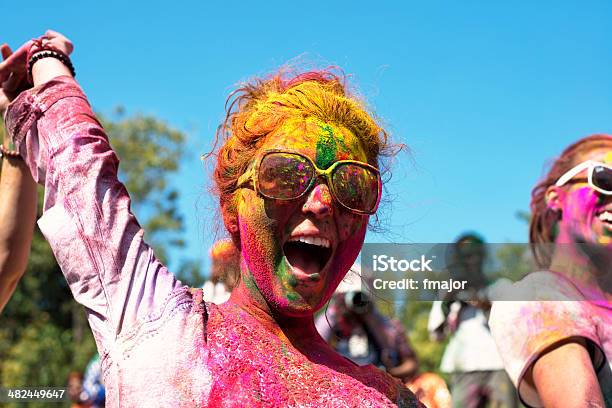 Фестиваль Холи Года — стоковые фотографии и другие картинки Близость - Близость, Веселье, Вечеринка