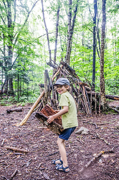 kid edificio un shack en el bosque - choza fotografías e imágenes de stock