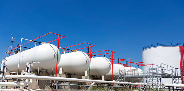 petroleum-vorratsbehälter in petrochemischen anlage - distillation tower stock-fotos und bilder