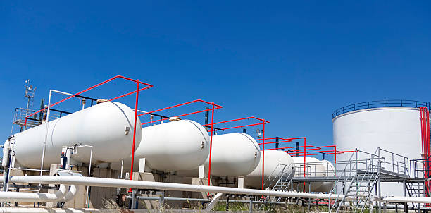 tanques de armazenamento de petróleo na fábrica petroquímica - gás lp - fotografias e filmes do acervo