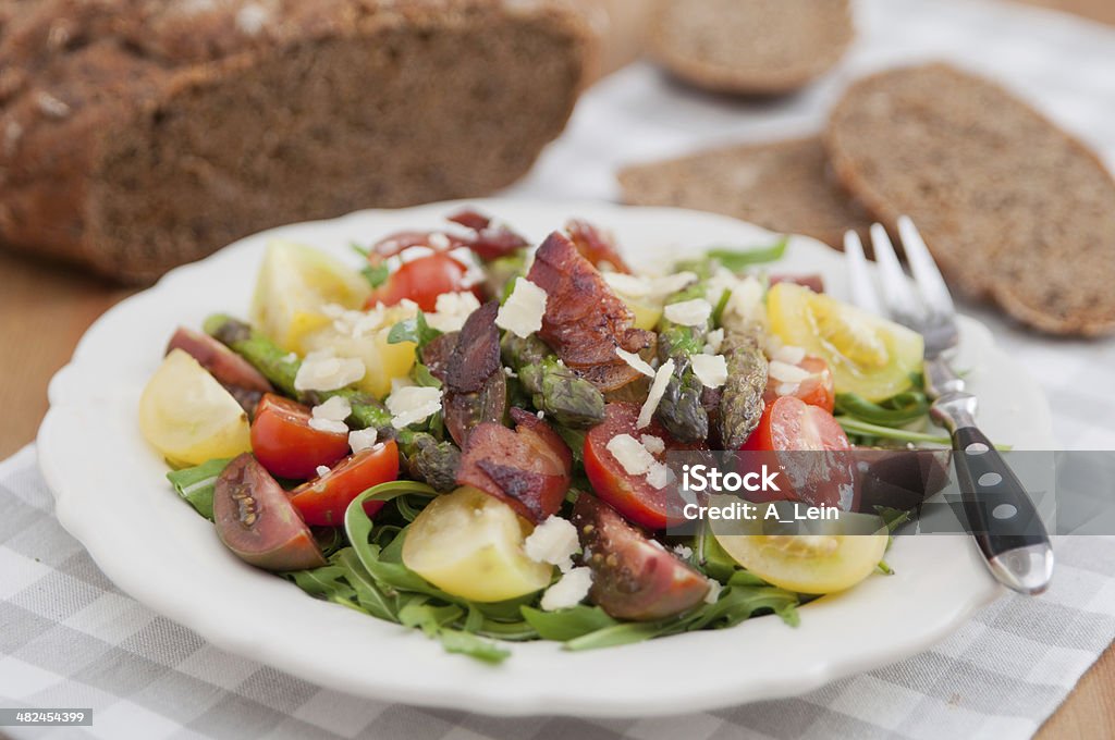 Saludable ensalada de resorte con espárragos - Foto de stock de Alimento libre de derechos