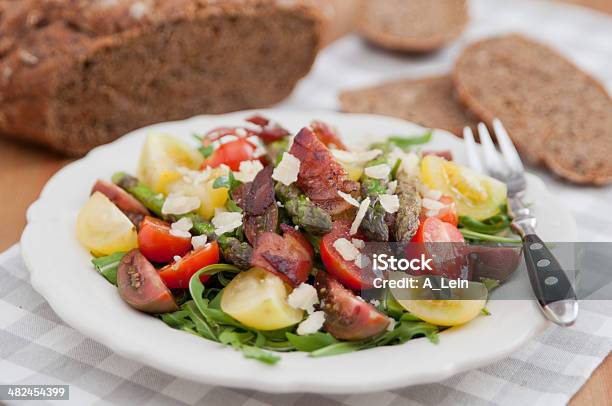 Saludable Ensalada De Resorte Con Espárragos Foto de stock y más banco de imágenes de Alimento - Alimento, Aperitivo - Plato de comida, Carne