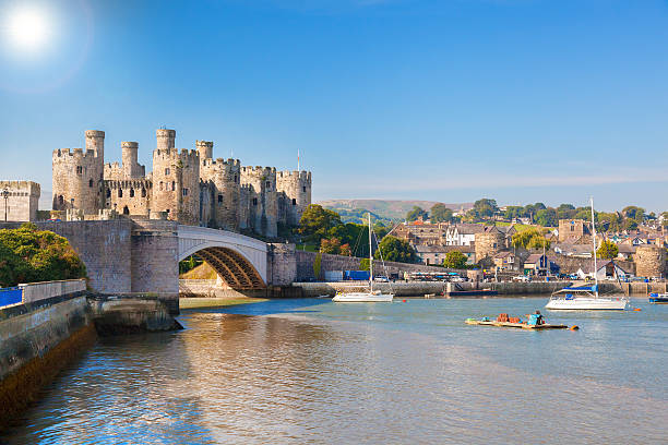 castillo de conwy en gales, reino unido, serie de walesh castillos - river passenger ship nautical vessel military ship fotografías e imágenes de stock