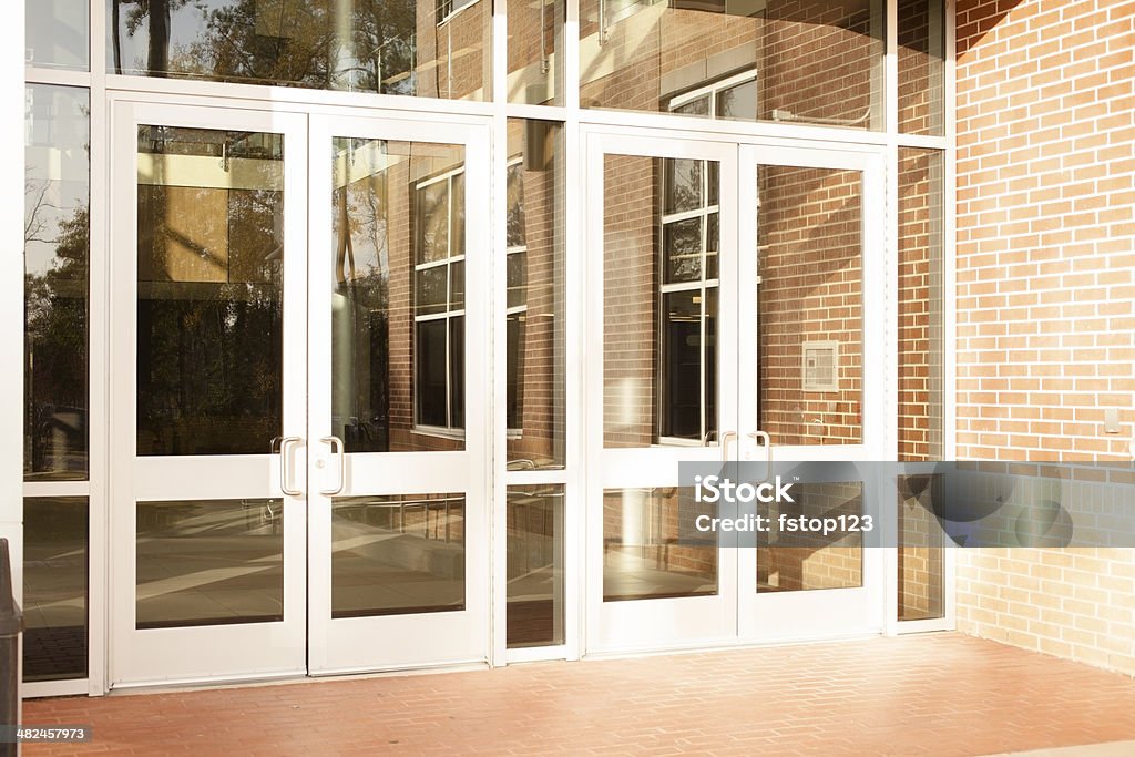 Negócios: Vazio office building, da escola.  Porta fechada. - Foto de stock de Porta royalty-free