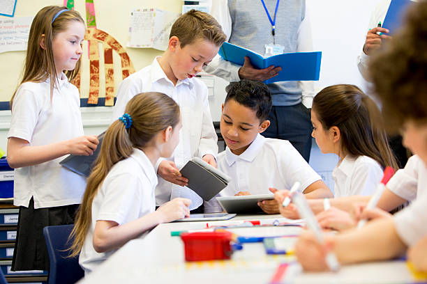 felices en la escuela - uniforme fotografías e imágenes de stock