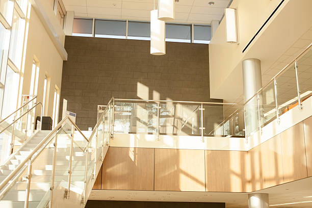 建築: モダンなガラス製の階段は、ロビー、ます。 オフィスビルまたは大学ます。 - high school 写真 ストックフォトと画像