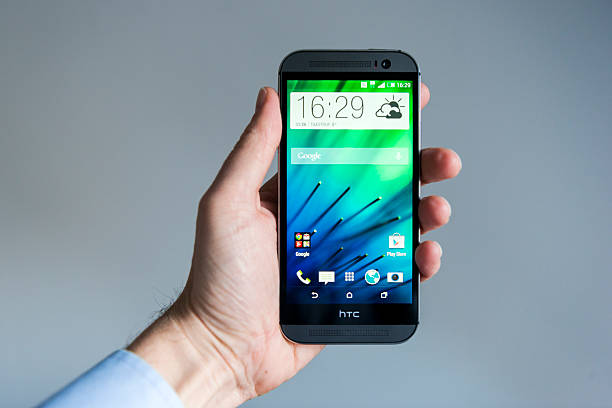 htc one m8-android 폰 만든 알루미늄 - single object htc corporation number 1 telephone 뉴스 사진 이미지