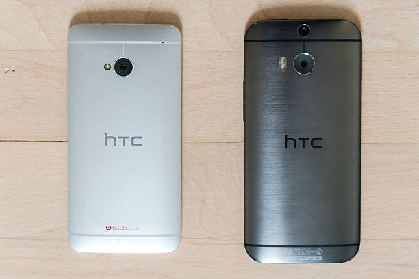 android 폰 htc-m7 및 m8 - single object htc corporation number 1 telephone 뉴스 사진 이미지