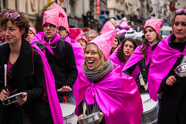 banda de música em rosa fantasias de carnaval de paris. - laughing street party carnival beauty - fotografias e filmes do acervo
