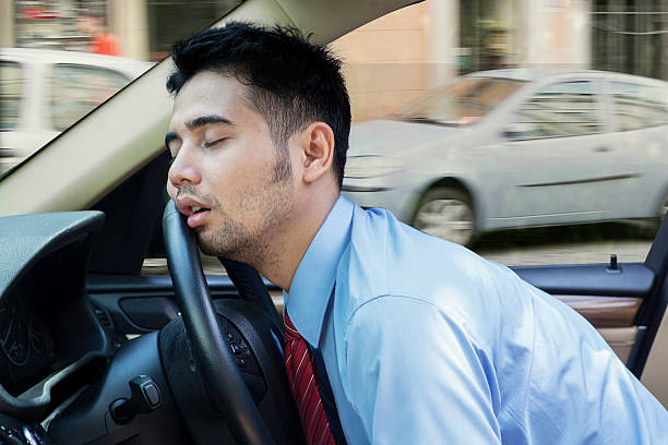cansado hombre joven durmiendo en el interior del coche - india car people business fotografías e imágenes de stock