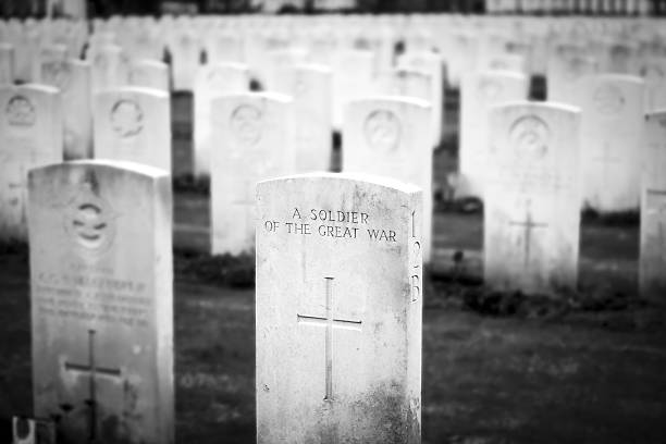 soldaten great war cemetery flanderns feldern belgien - flanders war grave war memorial stock-fotos und bilder