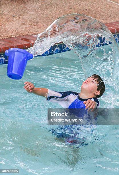 Agua Sensorial Juegos Foto de stock y más banco de imágenes de Percepción sensorial - Percepción sensorial, Agua, Cubo - Recipiente