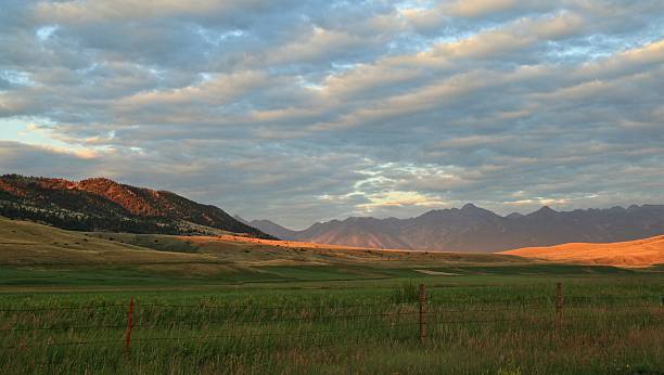 พระอาทิตย์ตกที่มอนทาน่า - bridger mountains ภาพสต็อก ภาพถ่ายและรูปภาพปลอดค่าลิขสิทธิ์