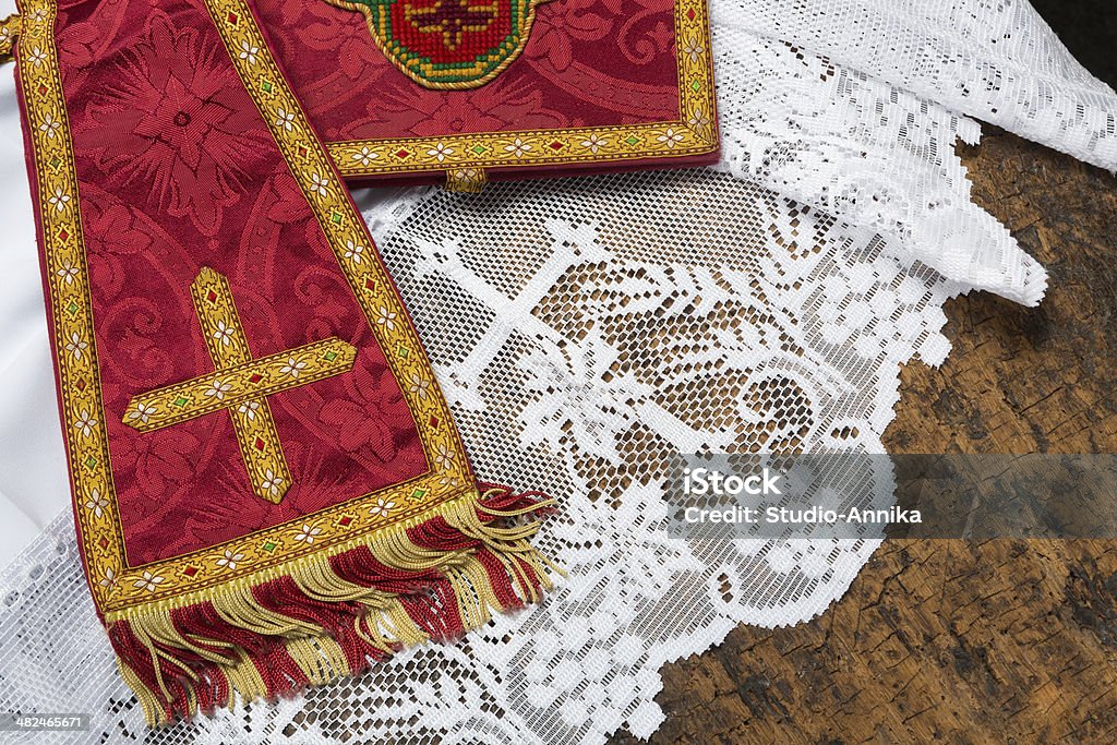 chalice veil and maniple 19th century red damask chalice veil and maniple on a white lace catholic priest surplice Catholicism Stock Photo