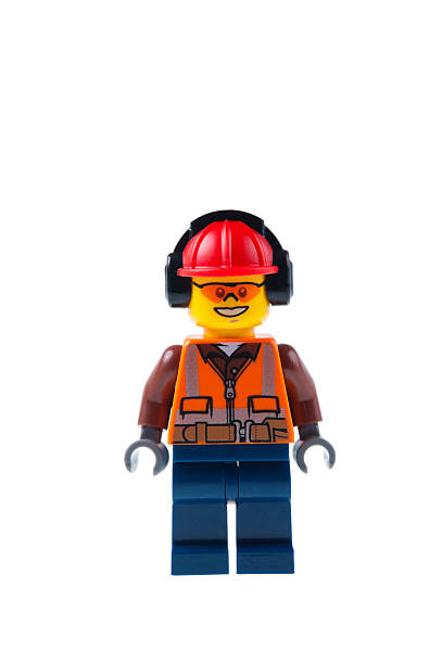 bauarbeiter lego minifigure - lego construction toy isolated on white isoalted stock-fotos und bilder