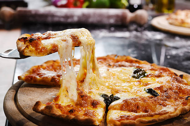 pizza em fundo de madeira - pizza pastry crust oven meat - fotografias e filmes do acervo
