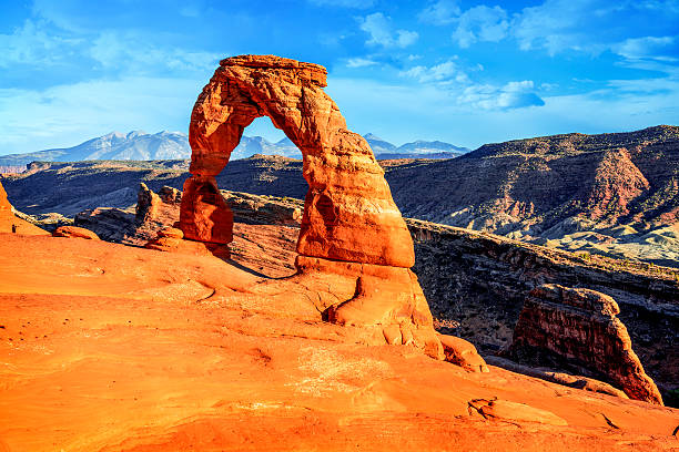 delicate arch, utah, utah - arches national park desert scenics landscape - fotografias e filmes do acervo