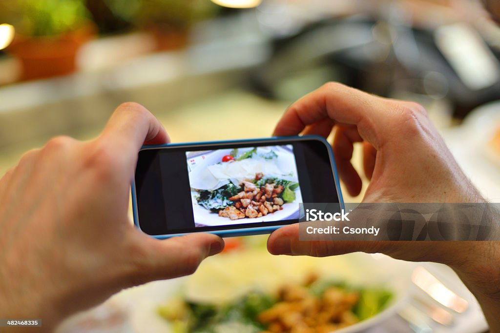 Smartphone Tomar fotografía desde una ensalada - Foto de stock de Filtro automático de posproducción libre de derechos