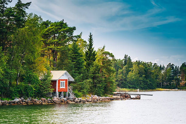 赤い木製バス、フィンランド式サウナ、夏のログキャビン - red cottage small house ストックフォトと画像