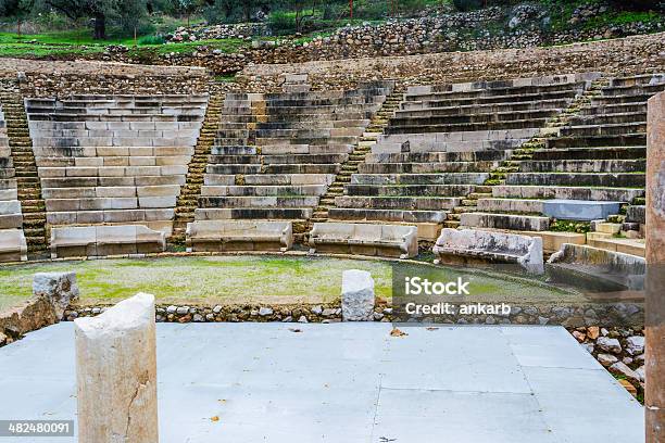 Ruinas De Pequeñas Epidavros Teatro Foto de stock y más banco de imágenes de Accidentes y desastres - Accidentes y desastres, Actuación - Espectáculo, Anfiteatro