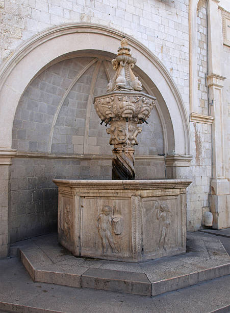 kleine onofrio-brunnen in dubrovnik, kroatien - knezev dvor stock-fotos und bilder