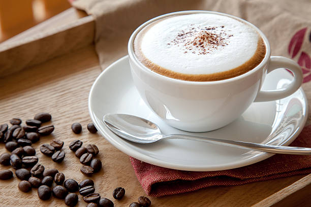 カップのカプチーノとコーヒー豆 - latté coffee tray froth ストックフォトと画像