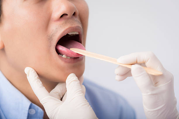 проверка горло - human tongue стоковые фото и изображения