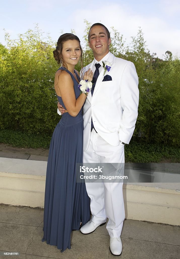 Baile de Finalistas Casal Posando em Vestido azul e branco Smoking - Royalty-free Baile de Finalistas Foto de stock